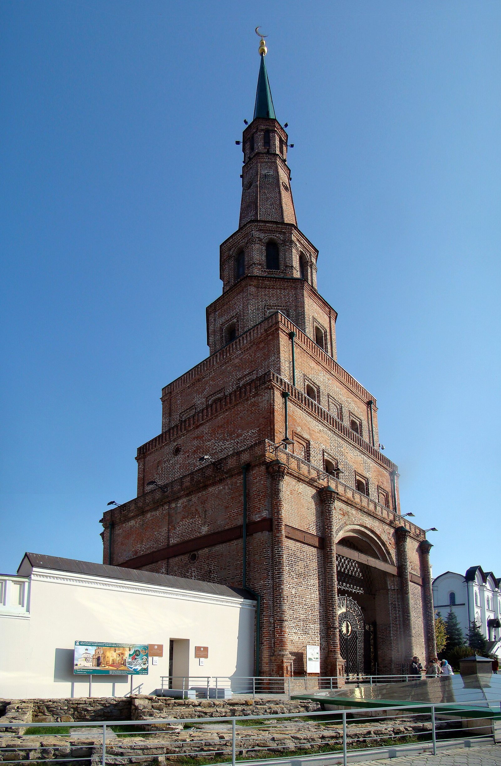 Казанская падающая башня