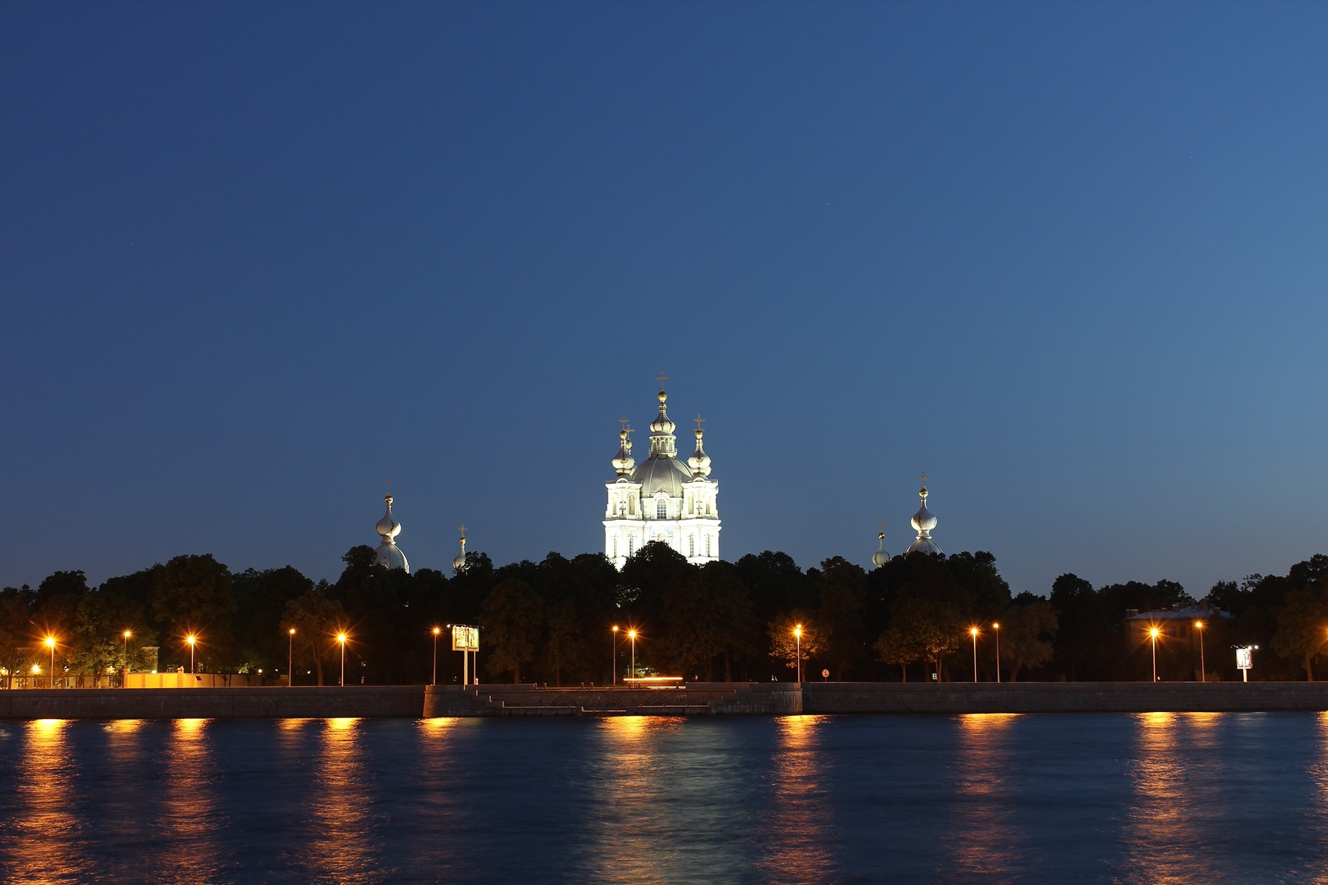 Петербурга парадное лицо. На автомобиле с водителем-экскурсоводом