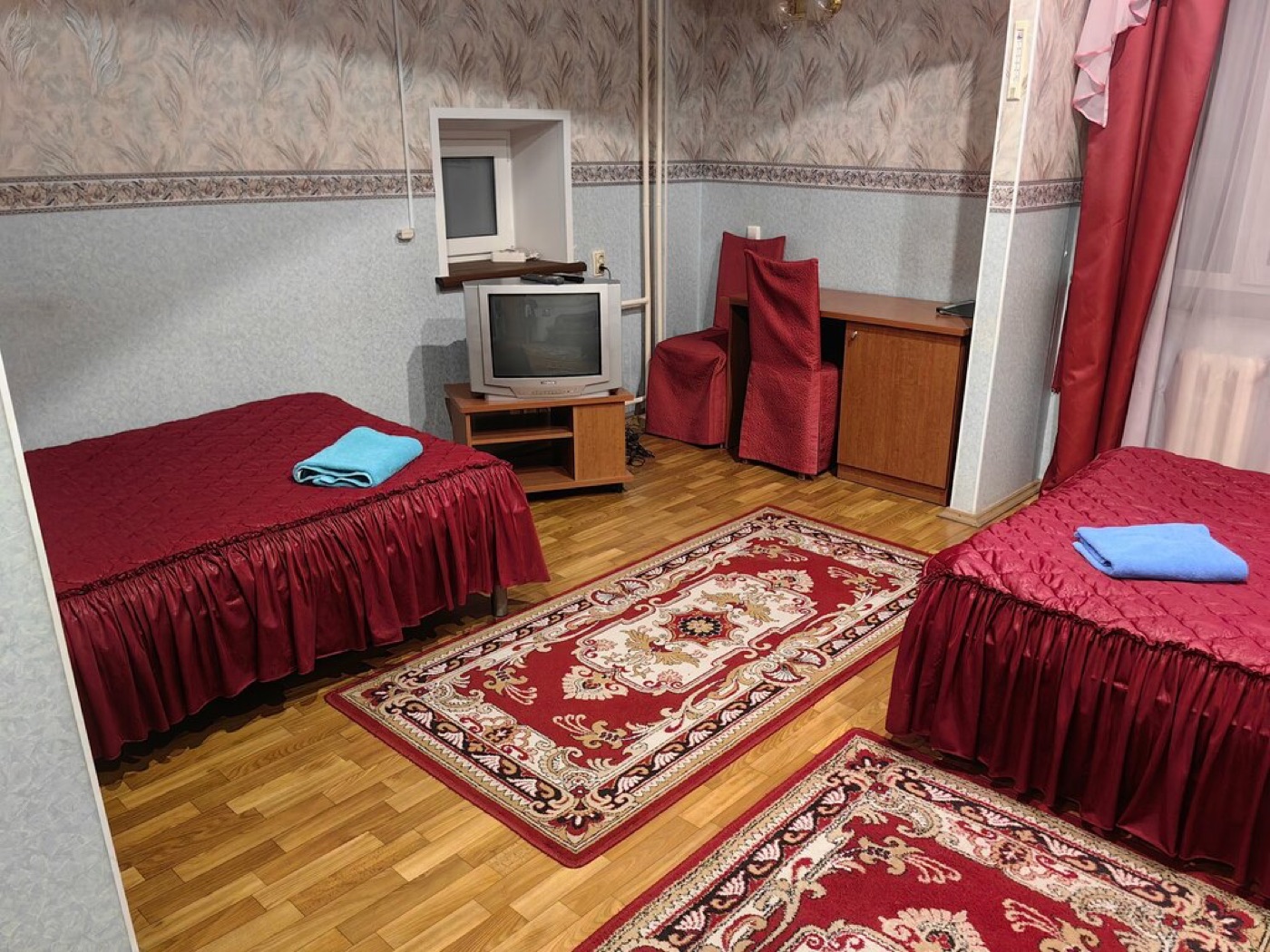 У домика Петра