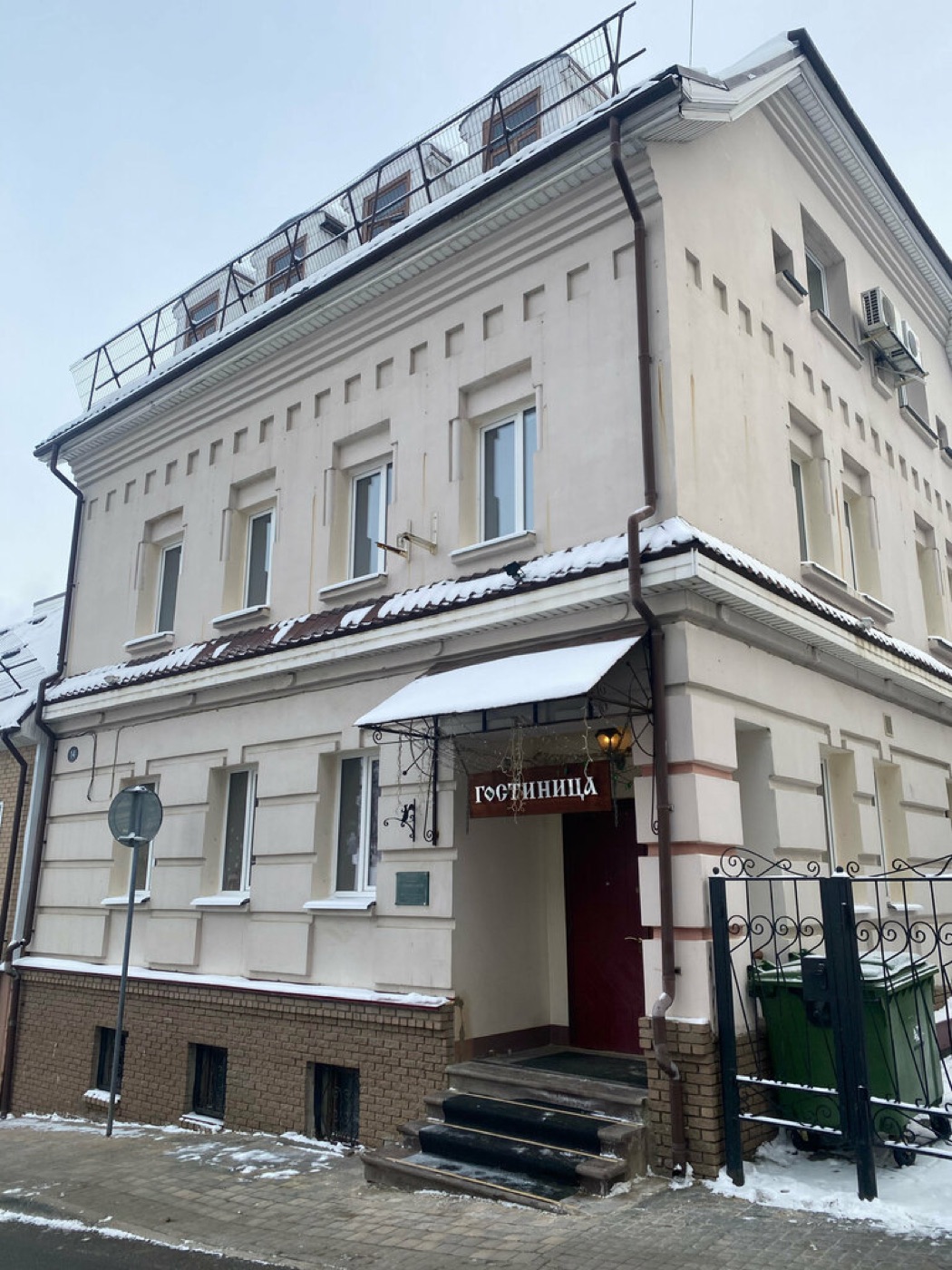У домика Петра