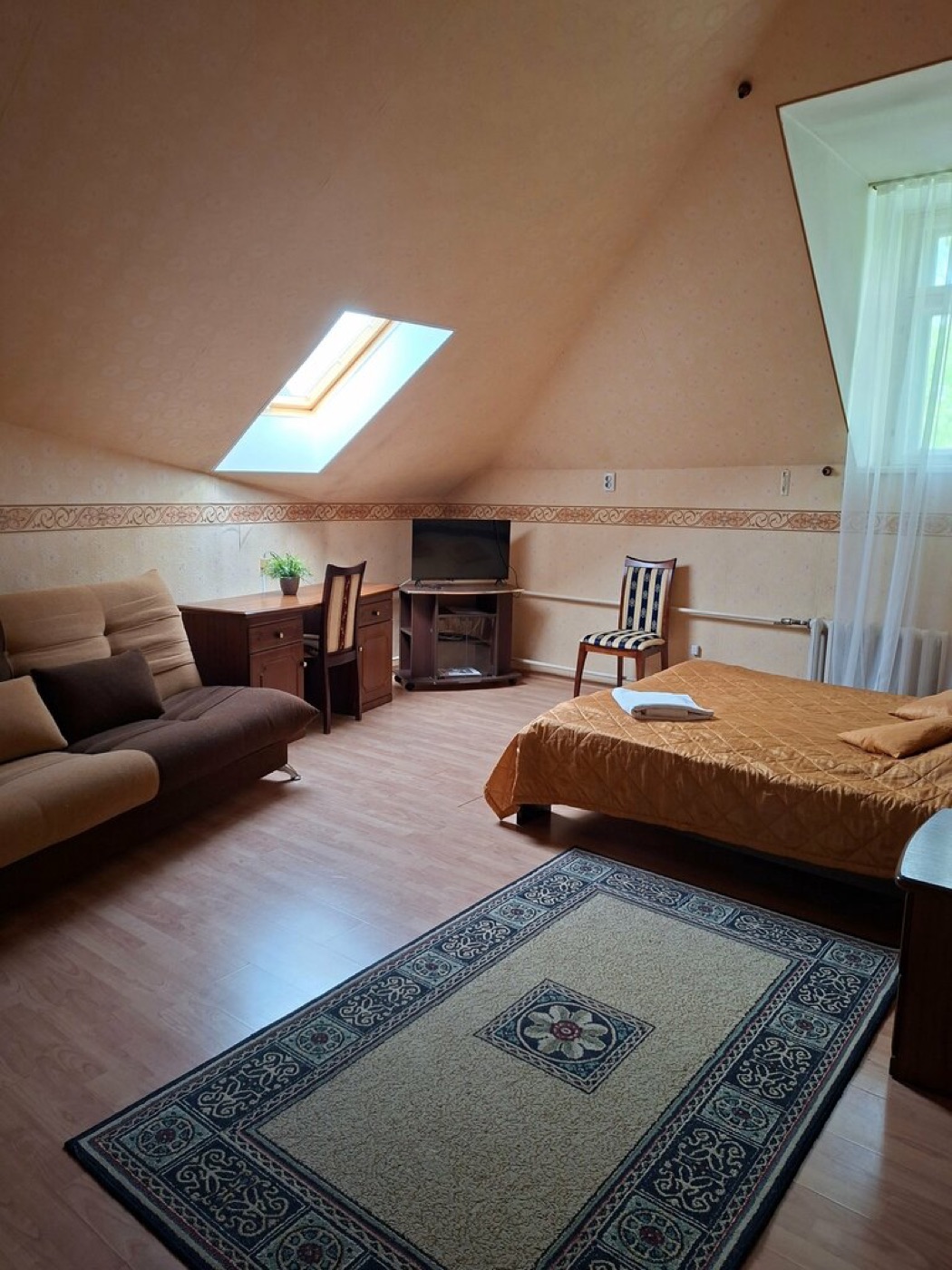 У домика Петра