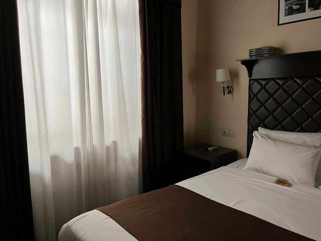 11 Hotel & Garden